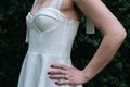 Robe - XS/XL - VANILLA en tissu blanc crème, patron de couture pdf à télécharger, vue latérale détail zip et bretelles.