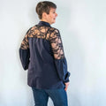 Femme portant une chemise « Raisin blanc » en dentelle, patron de couture PDF à télécharger.