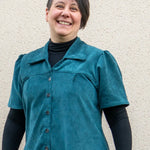 Femme portant la Robe chemise / Chemise « Raisin blanc » - Patron PDF du 34 au 56 (4 statures), patron de couture pdf à télécharger.
