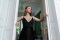 Femme portant une robe de soirée noire, robe de soirée - XS/M - BLACK SWAN, patron de couture pdf à télécharger.