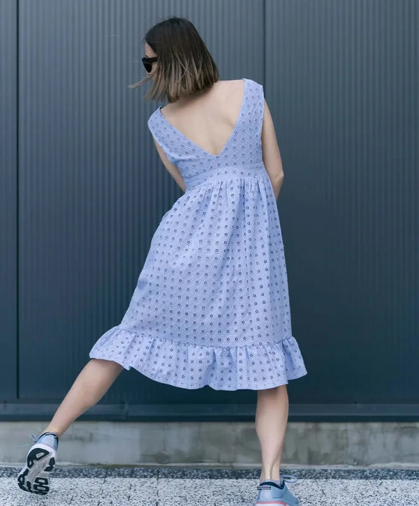 Robe du XS au XL - KISSABLE, patron de couture pdf à télécharger, femme portant une élégante robe estivale avec dos en V.
