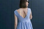 Robe du XS au XL - KISSABLE patron de couture pdf à télécharger, vue arrière d'une robe élégante avec un décolleté en V.