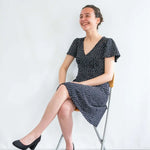 Femme souriante portant la Robe jersey, 34 au 56, 4 statures – Capucine, patron de couture pdf à télécharger.
