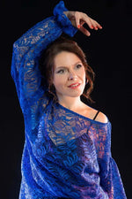Femme portant un haut en dentelle bleue, illustrant le patron PDF DAUMESNIL pour un style romantique.