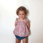 Enfant portant la Robe à smock (facile) Porquerolles, patron de couture pdf à télécharger, modèle à fines bretelles pour jeunes filles.
