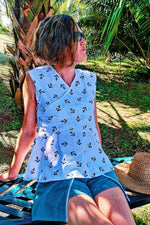 Femme portant la Robe/Blouse Callisto - T36 à 50, patron de couture pdf à télécharger, design léger et sans manches pour l'été.
