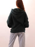 SWEAT À CAPUCHE VERNA- -taille de 30 à 58 EU, patron de couture pdf à télécharger, femme en sweat molletonné noir vu de dos