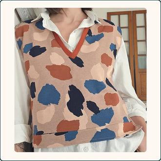 Patron de couture PDF à télécharger pour SWEAT SANS MANCHES MICHEL.E, modèle sans manches aux motifs abstraits colorés.