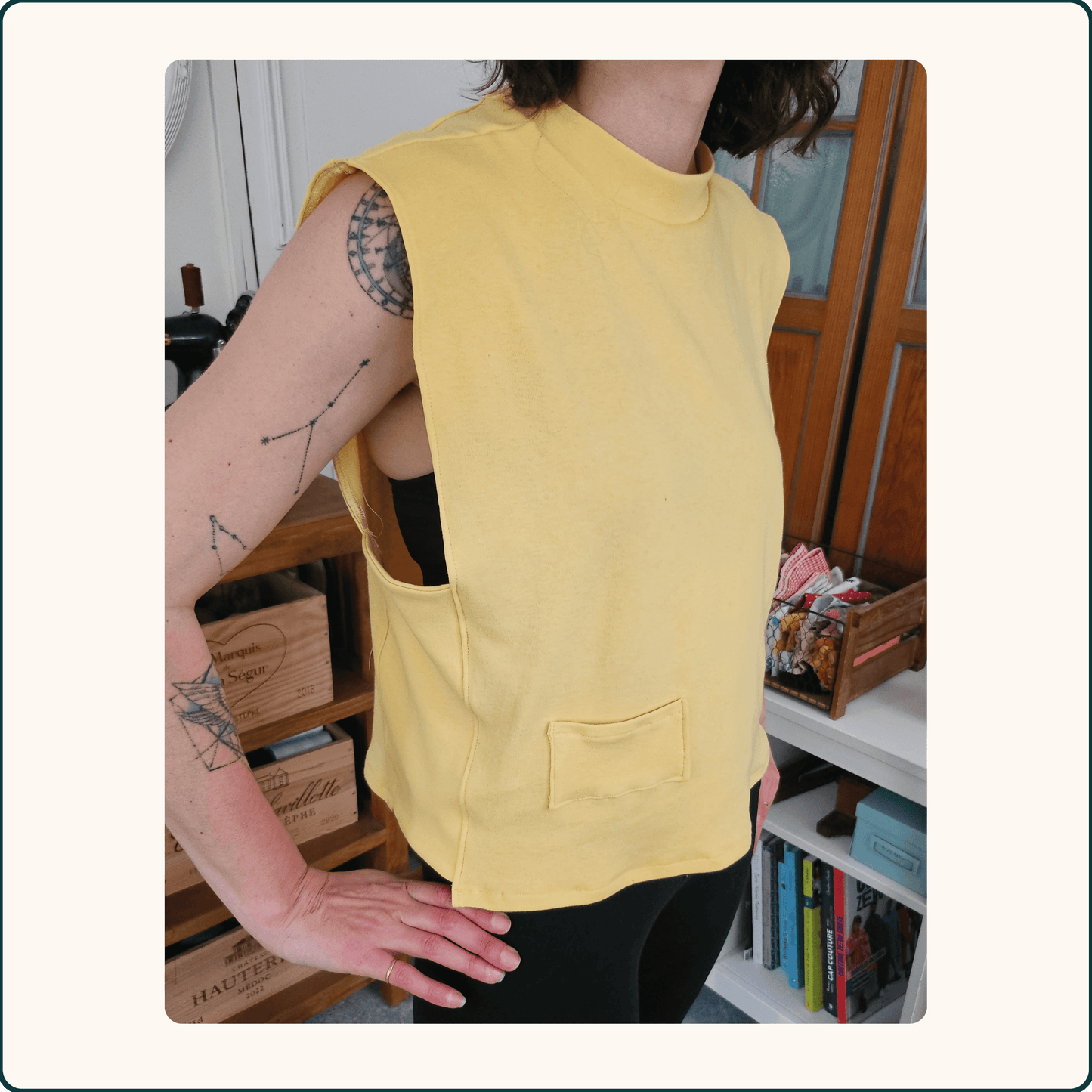 SWEAT SANS MANCHES MICHEL.E en jaune, patron de couture pdf à télécharger, porté par une personne vue de côté.