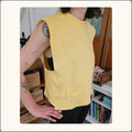 SWEAT SANS MANCHES MICHEL.E en jaune, patron de couture pdf à télécharger, porté par une personne vue de côté.