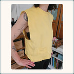 SWEAT SANS MANCHES MICHEL.E en jaune, patron de couture pdf à télécharger, porté par une personne vue de côté.