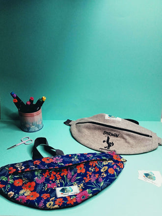 Sac Banane Kitrinos en tissu floral et gris, pratique à porter en bandoulière, parfait pour tous les styles.