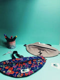 Sac Banane Kitrinos en tissu floral et gris, pratique à porter en bandoulière, parfait pour tous les styles.