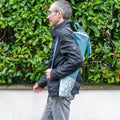 Homme portant le Sac à baguettes de pain Miss Cactus - Patron couture PDF, sac pratique et zéro déchet, patron de couture pdf à télécharger.
