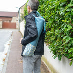 Homme portant Sac à baguettes de pain Miss Cactus - Patron couture PDF, pratique et zéro déchet avec rubans pour fermer.