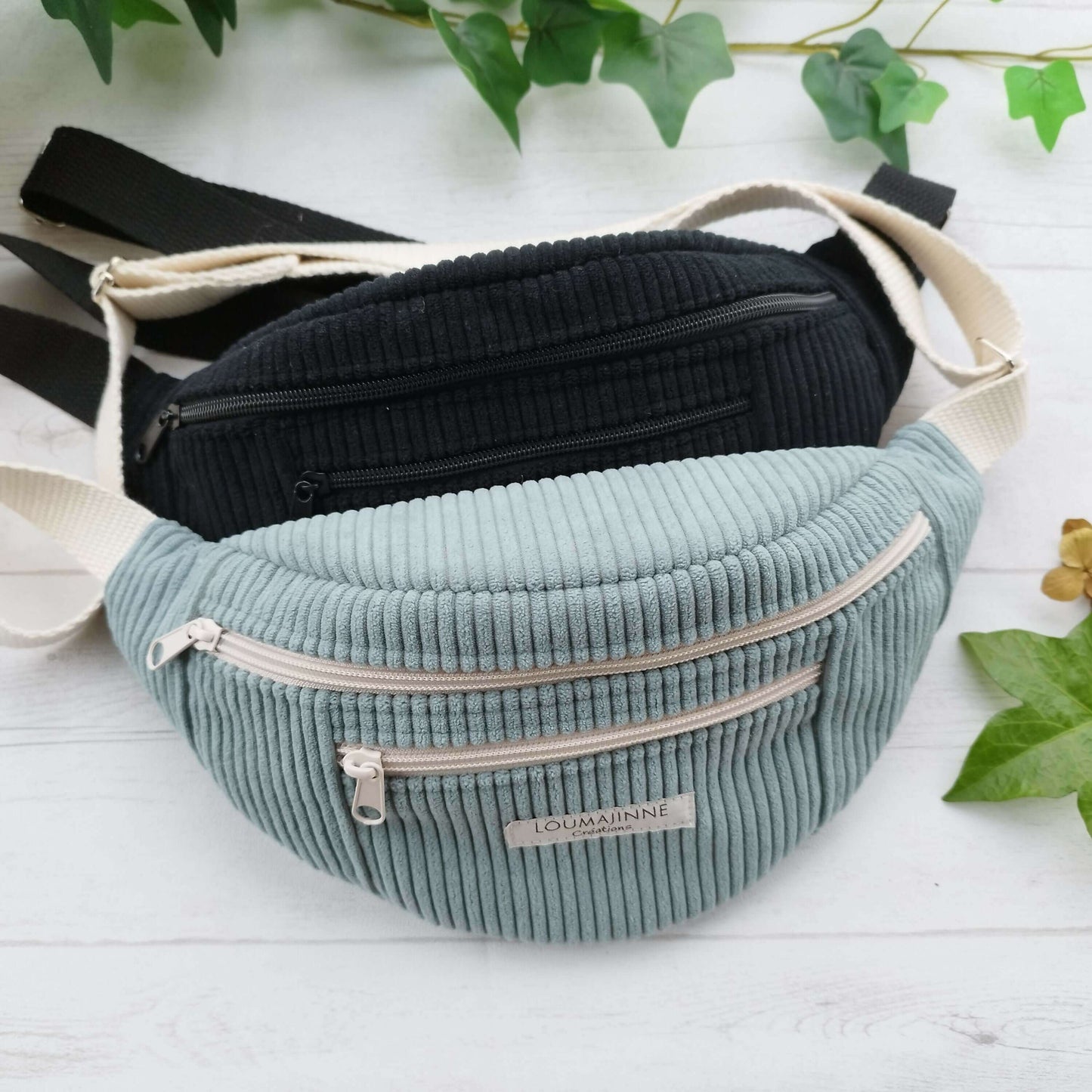 Sac banane Amaya en tissu côtelé, disponible en noir et bleu, idéal pour les accessoires quotidiens.