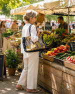 Femme portant le Sac cabas MARGARET, patron PDF Loumajinne, au marché avec légumes et fleurs