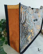 Sac cabas MARGARET patron PDF Loumajinne, vue détail avec anses en cuir cognac et façade motifs géométriques