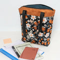 Sac cabas zippé, 3 formats – Fraise avec motif floral, patron de couture pdf à télécharger, posé sur un bureau avec livres.