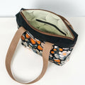 Sac cabas zippé, 3 formats – Fraise avec motif floral, patron de couture pdf à télécharger, ouvert pour montrer l'intérieur spacieux.
