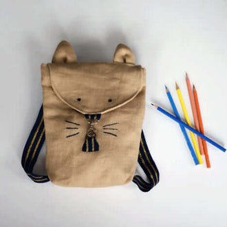 Sac à dos Pompon en tissu beige avec oreilles, patron de couture pdf à télécharger, idéal pour enfants, personnalisable en animal.