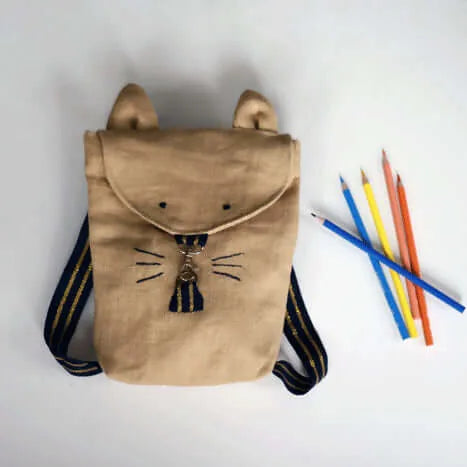 Sac à dos Pompon en tissu beige avec oreilles, patron de couture pdf à télécharger, idéal pour enfants, personnalisable en animal.