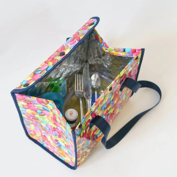 Sac isotherme lunch bag – Miam coloré avec contenu, parfait pour déjeuner, disponible en patron de couture pdf à télécharger.