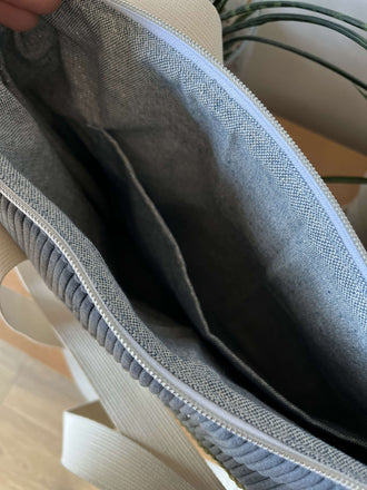 Intérieur d'une sacoche d'ordinateur personnalisable, conçu avec un patron de couture PDF à télécharger, offrant des compartiments pratiques.