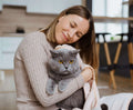 Femme tenant un chat enveloppé dans une serviette pour chien/chat - S/XL - LOPE, patron de couture pdf à télécharger.