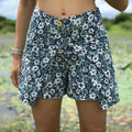 Short Attis - T36 à 50, patron de couture PDF à télécharger, short fleuri en portefeuille avec ceinture large et boutonnière.
