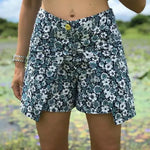 Short Attis - T36 à 50, patron de couture PDF à télécharger, short fleuri en portefeuille avec ceinture large et boutonnière.