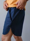 Short Homme - XXS/XL - BERNARD patron de couture PDF à télécharger, détail du design en lin bleu idéal pour tenues décontractées.