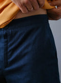Détail du Short Homme - XXS/XL - BERNARD en lin bleu, adapté aux patrons de couture pdf à télécharger pour styles décontractés.