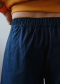 Short Homme - XXS/XL - BERNARD, patron de couture PDF à télécharger pour shorts en lin et coton, taille élastique, vue de profil.