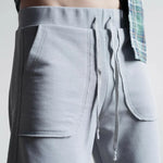 Short homme XS - XXL - WEEKEND en tissu gris, patron de couture pdf à télécharger, niveau intermédiaire, tailles incluses XS à XXL.