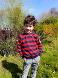 Enfant portant le Sweat AVENTURIER - Patron de couture PDF Enfant du 2 au 16 ans, idéal pour les aventures et explorations.