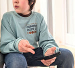 Enfant portant le Sweat AVENTURIER - Patron de couture PDF Enfant du 2 au 16 ans, confortable et moderne, patron de couture pdf à télécharger.