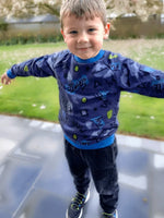 Enfant portant le Sweat AVENTURIER - Patron de couture PDF Enfant du 2 au 16 ans, modèle à télécharger, outdoor explorations parc.