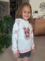 Enfant portant le Sweat AVENTURIER - Patron de couture PDF Enfant du 2 au 16 ans, avec un motif de cerf et des fleurs. Patron de couture pdf à télécharger.