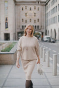 Femme portant le Sweat Alex dans une tenue élégante en ville, patron de couture pdf à télécharger pour une version robe avec poches.