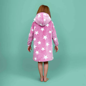 Enfant portant un Sweat Doudou Casimir Enfants rose étoilé, patron de couture pdf à télécharger pour l'hiver.