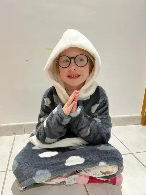 Enfant souriant portant un Sweat Doudou Casimir Enfants, patron de couture PDF à télécharger, avec capuche et coupe ample confortable.