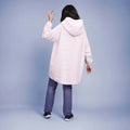 Personne portant le Sweat Doudou Casimir Femmes avec capuche XXL, patron de couture pdf à télécharger pour confort d'hiver.