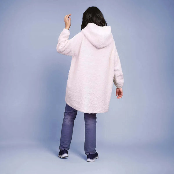 Personne portant le Sweat Doudou Casimir Femmes avec capuche XXL, patron de couture pdf à télécharger pour confort d'hiver.