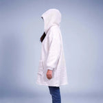 Sweat Doudou Casimir Femmes en blanc, patron de couture pdf à télécharger pour confort et chaleur en hiver avec capuche XXL.