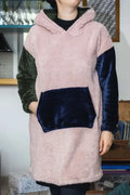 Sweat Doudou Casimir Femmes en matière douce, avec capuche XXL et poche kangourou. Patron de couture PDF à télécharger.