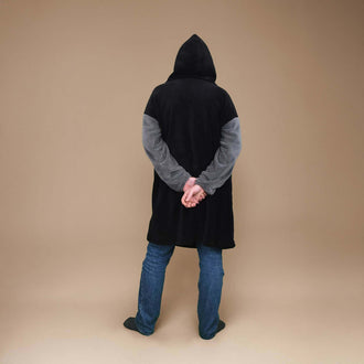 Homme portant un Sweat Doudou Casimir, patron de couture PDF à télécharger, idéal pour l'hiver, vue de dos avec capuche.