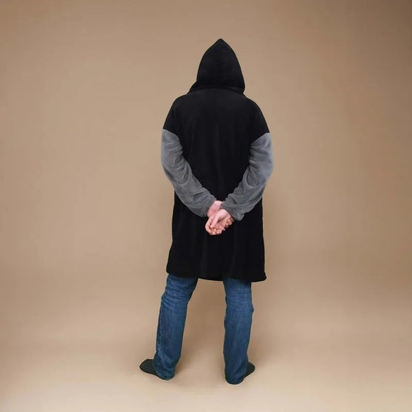 Homme portant un Sweat Doudou Casimir, patron de couture PDF à télécharger, idéal pour l'hiver, vue de dos avec capuche.