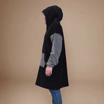 Homme portant le Sweat Doudou Casimir Pack Famille, un sweat-plaid oversize avec patron de couture PDF à télécharger, en noir et gris.