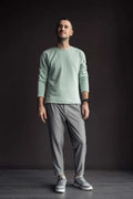Homme portant le Sweat Homme ALBERTO - Patron couture PDF du S au XXL, patron de couture pdf à télécharger, tenue décontractée et moderne.